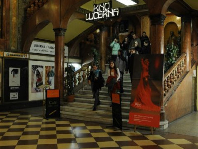 <multi>[fr] cinéma Lucerna [cs] kino Lucerna </multi>