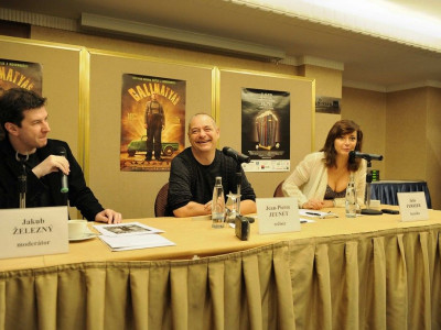 <multi> [fr] Jean-Pierre Jeunet, Julie Ferrier et Jakub Železný à la conférence de presse [cs]  Jean-Pierre Jeunet, Julie Ferrier a Jakub Železný </multi>