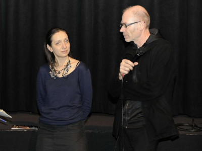 <multi> [fr] Philippe Fernandez et Tereza Jiravová à l'introduction du film Léger tremblement du paysage [cs] Philippe Fernandez a Tereza Jiravová na úvodu filmu Lehké zachvění země</multi> 